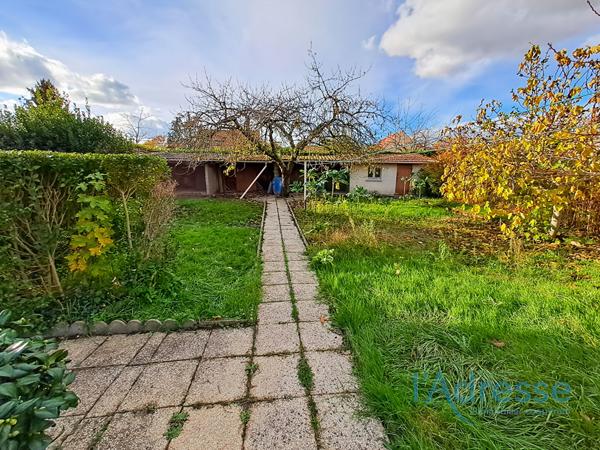 Maison Familiale Spacieuse avec Triple Garage, Terrasse et Dépendances ? Terrain de 540 m²