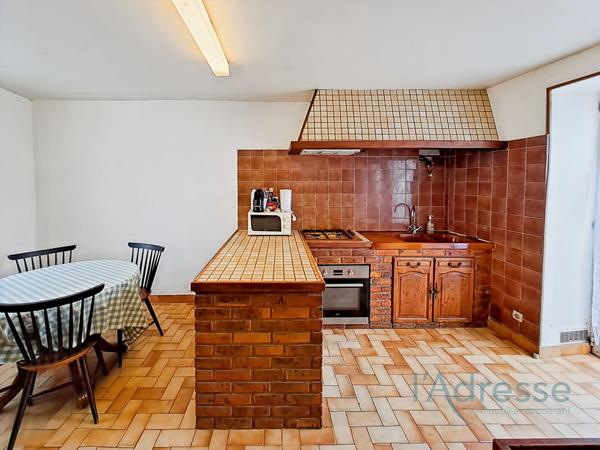 Maison Familiale Spacieuse avec Triple Garage, Terrasse et Dépendances ? Terrain de 540 m²