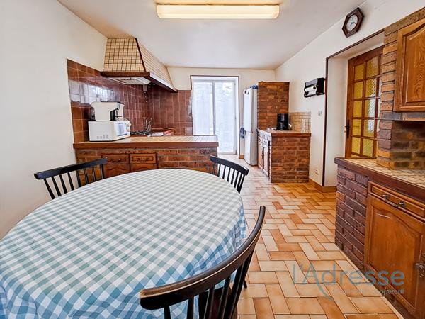 Maison Familiale Spacieuse avec Triple Garage, Terrasse et Dépendances ? Terrain de 540 m²