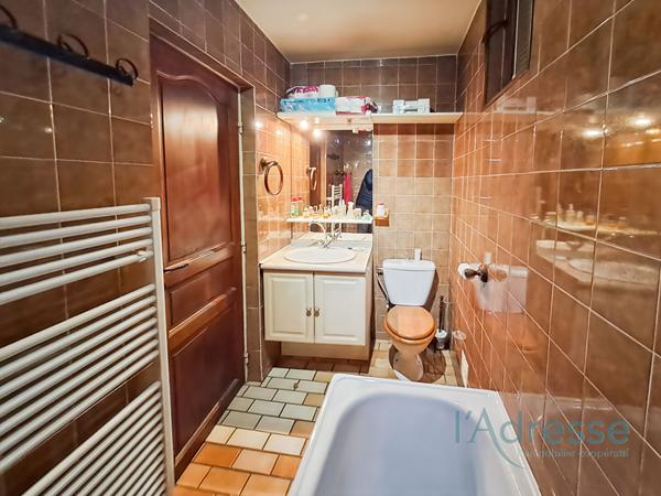 Maison Familiale Spacieuse avec Triple Garage, Terrasse et Dépendances ? Terrain de 540 m²