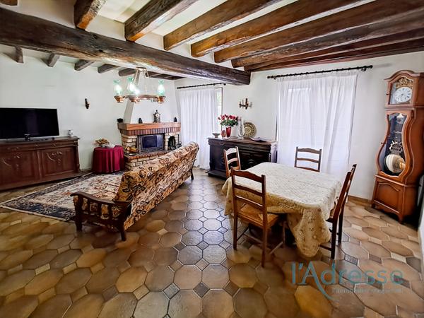 Maison Familiale Spacieuse avec Triple Garage, Terrasse et Dépendances ? Terrain de 540 m²