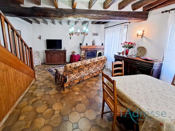 Maison Familiale Spacieuse avec Triple Garage, Terrasse et Dépendances ? Terrain de 540 m²