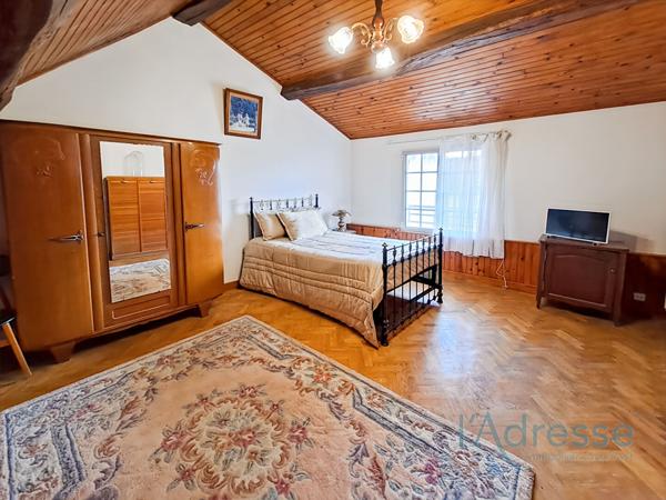 Maison Familiale Spacieuse avec Triple Garage, Terrasse et Dépendances ? Terrain de 540 m²