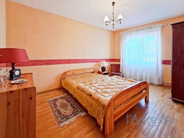 Maison Familiale Spacieuse avec Triple Garage, Terrasse et Dépendances ? Terrain de 540 m²