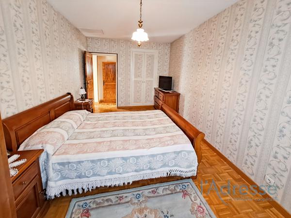 Maison Familiale Spacieuse avec Triple Garage, Terrasse et Dépendances ? Terrain de 540 m²