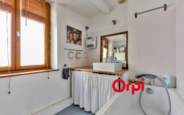 Appartement à louer    2 pièces • 52 m2 Lyon 1