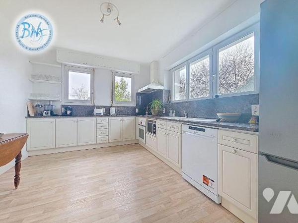 Au Cabellou, l'un des secteurs les plus recherchés de Concarneau, cette maison de caractère dév...