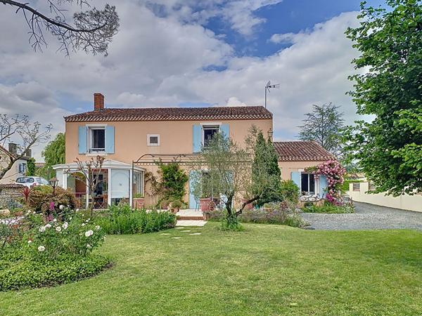 Maison à Vendre en exclusivité, 5 chambres, garage, jardin clos, située à Saint Jean D'hermine, 30 minutes de La Roche Sur Yon, Luçon et Fontenay Le Comte.