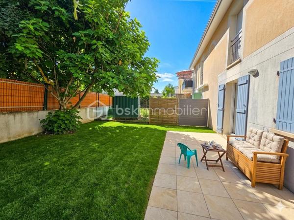🏡 COUP DE CŒUR - APPARTEMENT ESPRIT MAISON AVEC JARDIN PLEIN SUD
Secteur très recherché : BRUGES, Quartier de la Marianne

Découvrez ce charmant appartement T3 en duplex, niché au sein d'une résidence intimiste et verdoyante. Situé dans un petit bâtiment d'un seul étage comprenant seulement 4 logements, ce bien rare sur le marché se vit véritablement comme une petite maison individuelle.

🌳 Les Atouts Majeurs
Esprit "Petite Maison" : Un agencement en duplex parfaitement optimisé sans voisin au-dessus ou en dessous de vos pièces de vie.

Extérieur Privatif : Un agréable jardin  à jouissance privative, idéalement exposé PLEIN SUD, pour profiter des beaux jours en toute tranquillité.

Petite Copropriété : Une ambiance calme, conviviale et surtout de très faibles charges (environ 410 € / an).

📐 Descriptif du Bien :

Au Rez-de-Chaussée (Espace Vie) :
Petite entrée avec placard.
Une belle pièce de vie lumineuse comprenant un séjour chaleureux avec 
Une cuisine semi ouverte, donnant accès directement sur le jardin.
Un WC indépendant.

À l’Étage (Espace Nuit) :
Deux chambres confortables et lumineuses.
Une salle de bains fonctionnelle. Un palier pouvant accueillir un espace bureau. 

En Extérieur :
Une place de parking privative en extérieur complète ce bien.

Un produit rare à Bruges, alliant le confort d'un appartement sécurisé et les avantages d'une maison avec jardin. Parfait pour un premier achat, un jeune couple ou un investissement serein.

📞 Une visite s'impose ! Contactez-moi dès aujourd'hui pour planifier votre découverte de ce havre de paix.
