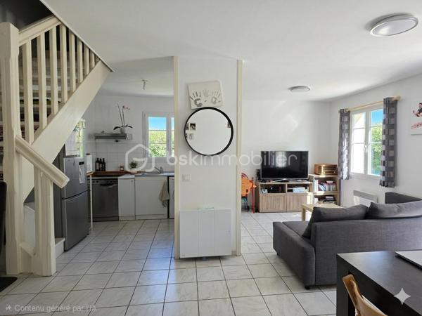 🏡 COUP DE CŒUR - APPARTEMENT ESPRIT MAISON AVEC JARDIN PLEIN SUD
Secteur très recherché : BRUGES, Quartier de la Marianne

Découvrez ce charmant appartement T3 en duplex, niché au sein d'une résidence intimiste et verdoyante. Situé dans un petit bâtiment d'un seul étage comprenant seulement 4 logements, ce bien rare sur le marché se vit véritablement comme une petite maison individuelle.

🌳 Les Atouts Majeurs
Esprit "Petite Maison" : Un agencement en duplex parfaitement optimisé sans voisin au-dessus ou en dessous de vos pièces de vie.

Extérieur Privatif : Un agréable jardin  à jouissance privative, idéalement exposé PLEIN SUD, pour profiter des beaux jours en toute tranquillité.

Petite Copropriété : Une ambiance calme, conviviale et surtout de très faibles charges (environ 410 € / an).

📐 Descriptif du Bien :

Au Rez-de-Chaussée (Espace Vie) :
Petite entrée avec placard.
Une belle pièce de vie lumineuse comprenant un séjour chaleureux avec 
Une cuisine semi ouverte, donnant accès directement sur le jardin.
Un WC indépendant.

À l’Étage (Espace Nuit) :
Deux chambres confortables et lumineuses.
Une salle de bains fonctionnelle. Un palier pouvant accueillir un espace bureau. 

En Extérieur :
Une place de parking privative en extérieur complète ce bien.

Un produit rare à Bruges, alliant le confort d'un appartement sécurisé et les avantages d'une maison avec jardin. Parfait pour un premier achat, un jeune couple ou un investissement serein.

📞 Une visite s'impose ! Contactez-moi dès aujourd'hui pour planifier votre découverte de ce havre de paix.