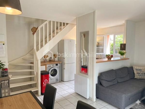 🏡 COUP DE CŒUR - APPARTEMENT ESPRIT MAISON AVEC JARDIN PLEIN SUD
Secteur très recherché : BRUGES, Quartier de la Marianne

Découvrez ce charmant appartement T3 en duplex, niché au sein d'une résidence intimiste et verdoyante. Situé dans un petit bâtiment d'un seul étage comprenant seulement 4 logements, ce bien rare sur le marché se vit véritablement comme une petite maison individuelle.

🌳 Les Atouts Majeurs
Esprit "Petite Maison" : Un agencement en duplex parfaitement optimisé sans voisin au-dessus ou en dessous de vos pièces de vie.

Extérieur Privatif : Un agréable jardin  à jouissance privative, idéalement exposé PLEIN SUD, pour profiter des beaux jours en toute tranquillité.

Petite Copropriété : Une ambiance calme, conviviale et surtout de très faibles charges (environ 410 € / an).

📐 Descriptif du Bien :

Au Rez-de-Chaussée (Espace Vie) :
Petite entrée avec placard.
Une belle pièce de vie lumineuse comprenant un séjour chaleureux avec 
Une cuisine semi ouverte, donnant accès directement sur le jardin.
Un WC indépendant.

À l’Étage (Espace Nuit) :
Deux chambres confortables et lumineuses.
Une salle de bains fonctionnelle. Un palier pouvant accueillir un espace bureau. 

En Extérieur :
Une place de parking privative en extérieur complète ce bien.

Un produit rare à Bruges, alliant le confort d'un appartement sécurisé et les avantages d'une maison avec jardin. Parfait pour un premier achat, un jeune couple ou un investissement serein.

📞 Une visite s'impose ! Contactez-moi dès aujourd'hui pour planifier votre découverte de ce havre de paix.