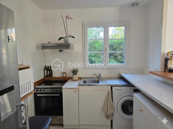 🏡 COUP DE CŒUR - APPARTEMENT ESPRIT MAISON AVEC JARDIN PLEIN SUD
Secteur très recherché : BRUGES, Quartier de la Marianne

Découvrez ce charmant appartement T3 en duplex, niché au sein d'une résidence intimiste et verdoyante. Situé dans un petit bâtiment d'un seul étage comprenant seulement 4 logements, ce bien rare sur le marché se vit véritablement comme une petite maison individuelle.

🌳 Les Atouts Majeurs
Esprit "Petite Maison" : Un agencement en duplex parfaitement optimisé sans voisin au-dessus ou en dessous de vos pièces de vie.

Extérieur Privatif : Un agréable jardin  à jouissance privative, idéalement exposé PLEIN SUD, pour profiter des beaux jours en toute tranquillité.

Petite Copropriété : Une ambiance calme, conviviale et surtout de très faibles charges (environ 410 € / an).

📐 Descriptif du Bien :

Au Rez-de-Chaussée (Espace Vie) :
Petite entrée avec placard.
Une belle pièce de vie lumineuse comprenant un séjour chaleureux avec 
Une cuisine semi ouverte, donnant accès directement sur le jardin.
Un WC indépendant.

À l’Étage (Espace Nuit) :
Deux chambres confortables et lumineuses.
Une salle de bains fonctionnelle. Un palier pouvant accueillir un espace bureau. 

En Extérieur :
Une place de parking privative en extérieur complète ce bien.

Un produit rare à Bruges, alliant le confort d'un appartement sécurisé et les avantages d'une maison avec jardin. Parfait pour un premier achat, un jeune couple ou un investissement serein.

📞 Une visite s'impose ! Contactez-moi dès aujourd'hui pour planifier votre découverte de ce havre de paix.