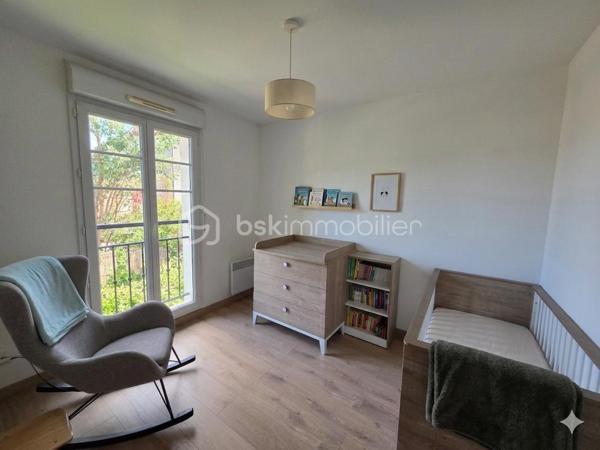 🏡 COUP DE CŒUR - APPARTEMENT ESPRIT MAISON AVEC JARDIN PLEIN SUD
Secteur très recherché : BRUGES, Quartier de la Marianne

Découvrez ce charmant appartement T3 en duplex, niché au sein d'une résidence intimiste et verdoyante. Situé dans un petit bâtiment d'un seul étage comprenant seulement 4 logements, ce bien rare sur le marché se vit véritablement comme une petite maison individuelle.

🌳 Les Atouts Majeurs
Esprit "Petite Maison" : Un agencement en duplex parfaitement optimisé sans voisin au-dessus ou en dessous de vos pièces de vie.

Extérieur Privatif : Un agréable jardin  à jouissance privative, idéalement exposé PLEIN SUD, pour profiter des beaux jours en toute tranquillité.

Petite Copropriété : Une ambiance calme, conviviale et surtout de très faibles charges (environ 410 € / an).

📐 Descriptif du Bien :

Au Rez-de-Chaussée (Espace Vie) :
Petite entrée avec placard.
Une belle pièce de vie lumineuse comprenant un séjour chaleureux avec 
Une cuisine semi ouverte, donnant accès directement sur le jardin.
Un WC indépendant.

À l’Étage (Espace Nuit) :
Deux chambres confortables et lumineuses.
Une salle de bains fonctionnelle. Un palier pouvant accueillir un espace bureau. 

En Extérieur :
Une place de parking privative en extérieur complète ce bien.

Un produit rare à Bruges, alliant le confort d'un appartement sécurisé et les avantages d'une maison avec jardin. Parfait pour un premier achat, un jeune couple ou un investissement serein.

📞 Une visite s'impose ! Contactez-moi dès aujourd'hui pour planifier votre découverte de ce havre de paix.