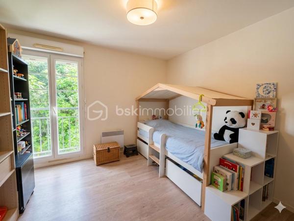 🏡 COUP DE CŒUR - APPARTEMENT ESPRIT MAISON AVEC JARDIN PLEIN SUD
Secteur très recherché : BRUGES, Quartier de la Marianne

Découvrez ce charmant appartement T3 en duplex, niché au sein d'une résidence intimiste et verdoyante. Situé dans un petit bâtiment d'un seul étage comprenant seulement 4 logements, ce bien rare sur le marché se vit véritablement comme une petite maison individuelle.

🌳 Les Atouts Majeurs
Esprit "Petite Maison" : Un agencement en duplex parfaitement optimisé sans voisin au-dessus ou en dessous de vos pièces de vie.

Extérieur Privatif : Un agréable jardin  à jouissance privative, idéalement exposé PLEIN SUD, pour profiter des beaux jours en toute tranquillité.

Petite Copropriété : Une ambiance calme, conviviale et surtout de très faibles charges (environ 410 € / an).

📐 Descriptif du Bien :

Au Rez-de-Chaussée (Espace Vie) :
Petite entrée avec placard.
Une belle pièce de vie lumineuse comprenant un séjour chaleureux avec 
Une cuisine semi ouverte, donnant accès directement sur le jardin.
Un WC indépendant.

À l’Étage (Espace Nuit) :
Deux chambres confortables et lumineuses.
Une salle de bains fonctionnelle. Un palier pouvant accueillir un espace bureau. 

En Extérieur :
Une place de parking privative en extérieur complète ce bien.

Un produit rare à Bruges, alliant le confort d'un appartement sécurisé et les avantages d'une maison avec jardin. Parfait pour un premier achat, un jeune couple ou un investissement serein.

📞 Une visite s'impose ! Contactez-moi dès aujourd'hui pour planifier votre découverte de ce havre de paix.