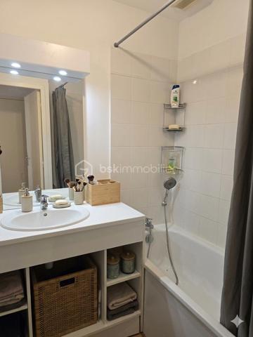 🏡 COUP DE CŒUR - APPARTEMENT ESPRIT MAISON AVEC JARDIN PLEIN SUD
Secteur très recherché : BRUGES, Quartier de la Marianne

Découvrez ce charmant appartement T3 en duplex, niché au sein d'une résidence intimiste et verdoyante. Situé dans un petit bâtiment d'un seul étage comprenant seulement 4 logements, ce bien rare sur le marché se vit véritablement comme une petite maison individuelle.

🌳 Les Atouts Majeurs
Esprit "Petite Maison" : Un agencement en duplex parfaitement optimisé sans voisin au-dessus ou en dessous de vos pièces de vie.

Extérieur Privatif : Un agréable jardin  à jouissance privative, idéalement exposé PLEIN SUD, pour profiter des beaux jours en toute tranquillité.

Petite Copropriété : Une ambiance calme, conviviale et surtout de très faibles charges (environ 410 € / an).

📐 Descriptif du Bien :

Au Rez-de-Chaussée (Espace Vie) :
Petite entrée avec placard.
Une belle pièce de vie lumineuse comprenant un séjour chaleureux avec 
Une cuisine semi ouverte, donnant accès directement sur le jardin.
Un WC indépendant.

À l’Étage (Espace Nuit) :
Deux chambres confortables et lumineuses.
Une salle de bains fonctionnelle. Un palier pouvant accueillir un espace bureau. 

En Extérieur :
Une place de parking privative en extérieur complète ce bien.

Un produit rare à Bruges, alliant le confort d'un appartement sécurisé et les avantages d'une maison avec jardin. Parfait pour un premier achat, un jeune couple ou un investissement serein.

📞 Une visite s'impose ! Contactez-moi dès aujourd'hui pour planifier votre découverte de ce havre de paix.