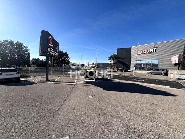 Local pour activité ou stockage avec bureaux