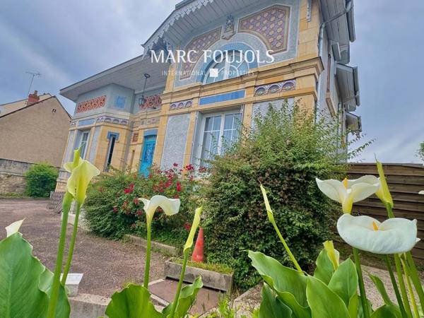 Maison Belle Époque de 182 m² habitable sur un terrain de1863 m² avec dépendances, piscine chauffée, potager et garages couverts