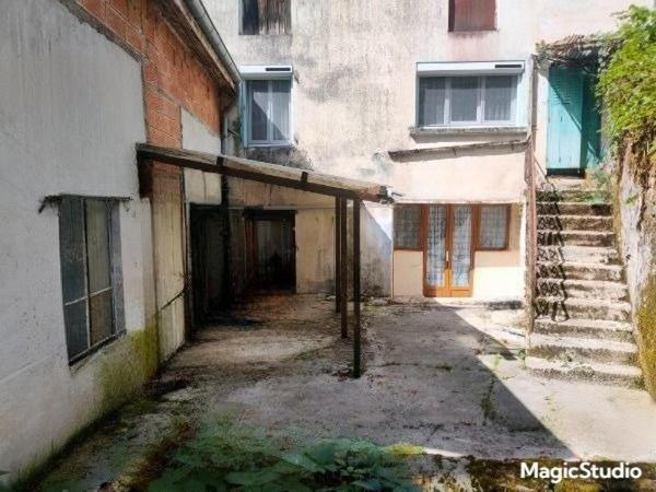 Maison de ville avec extérieur à rénover à ARBOIS ( JURA) 3 chambres