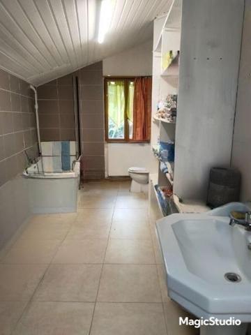 Maison de ville avec extérieur à rénover à ARBOIS ( JURA) 3 chambres