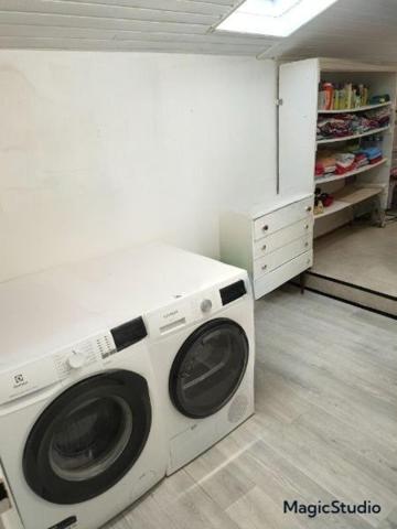 Maison de ville avec extérieur à rénover à ARBOIS ( JURA) 3 chambres