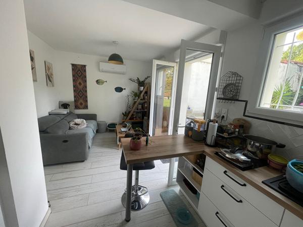 Maison 5 chambres avec beau jardin arboré et piscine couverte