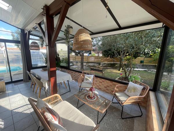 Maison 5 chambres avec beau jardin arboré et piscine couverte