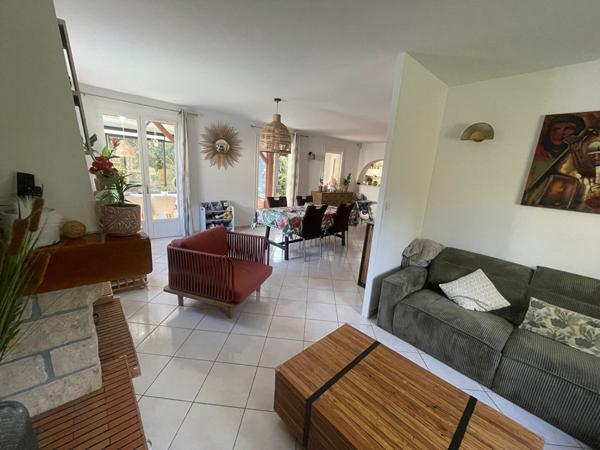 Maison 5 chambres avec beau jardin arboré et piscine couverte