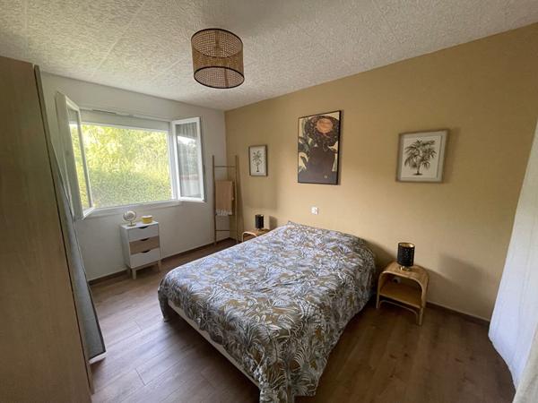 Maison 5 chambres avec beau jardin arboré et piscine couverte