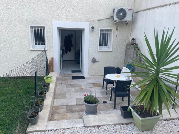 Maison 5 chambres avec beau jardin arboré et piscine couverte