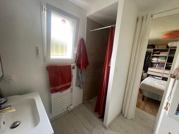 Maison 5 chambres avec beau jardin arboré et piscine couverte