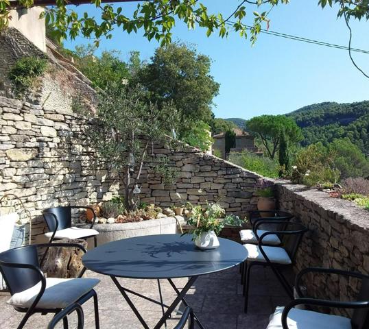 Maison de village en pierre atypique  au cœur du charmant village de Saumane.