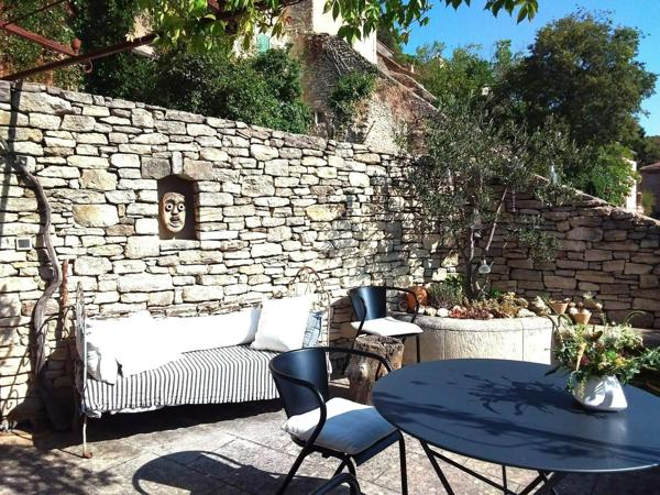 Maison de village en pierre atypique  au cœur du charmant village de Saumane.
