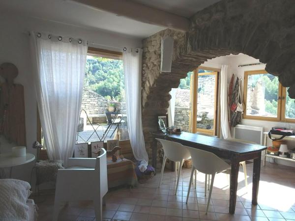 Maison de village en pierre atypique  au cœur du charmant village de Saumane.