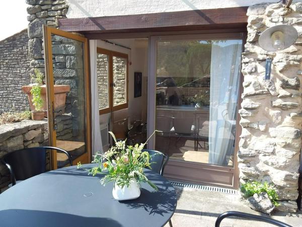 Maison de village en pierre atypique  au cœur du charmant village de Saumane.