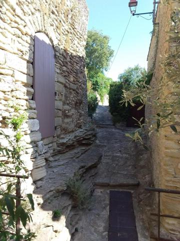 Maison de village en pierre atypique  au cœur du charmant village de Saumane.