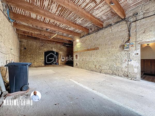 À Poussan, idéalement positionné à deux pas du centre du village et de ses commerces, ce bien d'exception séduira immédiatement les amateurs de beaux volumes, de caractère architectural et de biens atypiques à fort potentiel. Une adresse recherchée, une propriété hors du commun.

Dès l'entrée, le ton est donné. Un vaste hall dessert l'escalier menant aux étages ainsi qu'un accès direct à ce qui constitue l'un des atouts majeurs du bien : un immense garage d'environ 230 m², capable d'accueillir de nombreux véhicules et offrant des perspectives multiples — atelier, stockage, activité professionnelle ou tout autre projet ambitieux. Ici, les volumes parlent d'eux-mêmes.

Au premier étage, la maison révèle un superbe appartement T4 d'environ 100 m², entièrement rénové du sol au plafond, sans aucun travaux à prévoir. L'espace de vie s'articule autour d'un spacieux séjour avec cuisine ouverte, lumineux et convivial, qui s'ouvre directement sur une magnifique terrasse ensoleillée d'environ 100 m². Depuis cette terrasse, le jardin et son espace piscine avec jacuzzi s'offrent à vous — un véritable havre de paix pour profiter des longues soirées estivales. L'appartement dispose par ailleurs de trois chambres dont une avec dressing, d'un espace buanderie, d'un WC indépendant et d'une salle d'eau moderne avec douche à l'italienne.

Au deuxième étage, un second appartement T4 d'environ 90 m² complète l'ensemble avec son séjour, sa cuisine ouverte, trois chambres et une salle de bain avec WC. Un niveau idéalement pensé pour accueillir une location, une grande famille ou encore générer un revenu complémentaire immédiat.

Au niveau du jardin, une dépendance studio de 32 m² vient parfaire cet ensemble déjà exceptionnel — annexe, chambre d'amis ou source de revenus locatifs supplémentaires, les options sont nombreuses.

La parcelle totalise 800 m², accessible par deux entrées distinctes, abrite la piscine, les espaces verts la maison existante et offre encore de belles possibilités d'extension ou de construction. À noter également la présence d'un puits, rendant la propriété quasi autonome en eau — un avantage rare et précieux.

Que vous envisagiez une grande maison familiale, un investissement locatif clé en main ou un projet mixte habitation et activité professionnelle, ce bien coche toutes les cases. Une opportunité rare sur le secteur de Poussan, à saisir sans tarder.