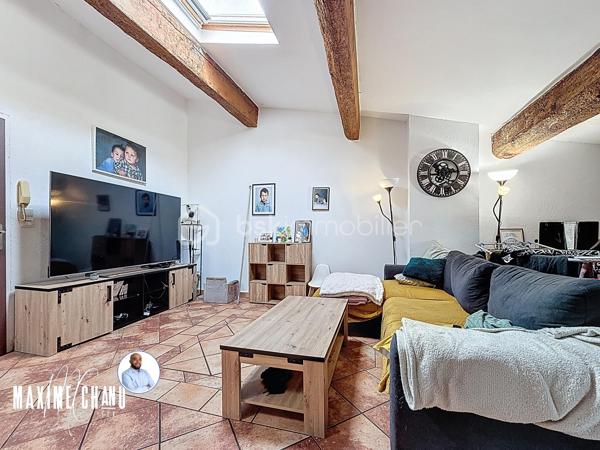 À Poussan, idéalement positionné à deux pas du centre du village et de ses commerces, ce bien d'exception séduira immédiatement les amateurs de beaux volumes, de caractère architectural et de biens atypiques à fort potentiel. Une adresse recherchée, une propriété hors du commun.

Dès l'entrée, le ton est donné. Un vaste hall dessert l'escalier menant aux étages ainsi qu'un accès direct à ce qui constitue l'un des atouts majeurs du bien : un immense garage d'environ 230 m², capable d'accueillir de nombreux véhicules et offrant des perspectives multiples — atelier, stockage, activité professionnelle ou tout autre projet ambitieux. Ici, les volumes parlent d'eux-mêmes.

Au premier étage, la maison révèle un superbe appartement T4 d'environ 100 m², entièrement rénové du sol au plafond, sans aucun travaux à prévoir. L'espace de vie s'articule autour d'un spacieux séjour avec cuisine ouverte, lumineux et convivial, qui s'ouvre directement sur une magnifique terrasse ensoleillée d'environ 100 m². Depuis cette terrasse, le jardin et son espace piscine avec jacuzzi s'offrent à vous — un véritable havre de paix pour profiter des longues soirées estivales. L'appartement dispose par ailleurs de trois chambres dont une avec dressing, d'un espace buanderie, d'un WC indépendant et d'une salle d'eau moderne avec douche à l'italienne.

Au deuxième étage, un second appartement T4 d'environ 90 m² complète l'ensemble avec son séjour, sa cuisine ouverte, trois chambres et une salle de bain avec WC. Un niveau idéalement pensé pour accueillir une location, une grande famille ou encore générer un revenu complémentaire immédiat.

Au niveau du jardin, une dépendance studio de 32 m² vient parfaire cet ensemble déjà exceptionnel — annexe, chambre d'amis ou source de revenus locatifs supplémentaires, les options sont nombreuses.

La parcelle totalise 800 m², accessible par deux entrées distinctes, abrite la piscine, les espaces verts la maison existante et offre encore de belles possibilités d'extension ou de construction. À noter également la présence d'un puits, rendant la propriété quasi autonome en eau — un avantage rare et précieux.

Que vous envisagiez une grande maison familiale, un investissement locatif clé en main ou un projet mixte habitation et activité professionnelle, ce bien coche toutes les cases. Une opportunité rare sur le secteur de Poussan, à saisir sans tarder.