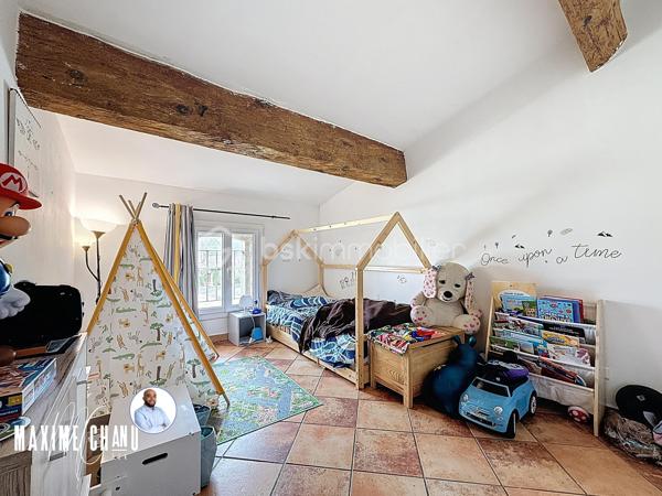 À Poussan, idéalement positionné à deux pas du centre du village et de ses commerces, ce bien d'exception séduira immédiatement les amateurs de beaux volumes, de caractère architectural et de biens atypiques à fort potentiel. Une adresse recherchée, une propriété hors du commun.

Dès l'entrée, le ton est donné. Un vaste hall dessert l'escalier menant aux étages ainsi qu'un accès direct à ce qui constitue l'un des atouts majeurs du bien : un immense garage d'environ 230 m², capable d'accueillir de nombreux véhicules et offrant des perspectives multiples — atelier, stockage, activité professionnelle ou tout autre projet ambitieux. Ici, les volumes parlent d'eux-mêmes.

Au premier étage, la maison révèle un superbe appartement T4 d'environ 100 m², entièrement rénové du sol au plafond, sans aucun travaux à prévoir. L'espace de vie s'articule autour d'un spacieux séjour avec cuisine ouverte, lumineux et convivial, qui s'ouvre directement sur une magnifique terrasse ensoleillée d'environ 100 m². Depuis cette terrasse, le jardin et son espace piscine avec jacuzzi s'offrent à vous — un véritable havre de paix pour profiter des longues soirées estivales. L'appartement dispose par ailleurs de trois chambres dont une avec dressing, d'un espace buanderie, d'un WC indépendant et d'une salle d'eau moderne avec douche à l'italienne.

Au deuxième étage, un second appartement T4 d'environ 90 m² complète l'ensemble avec son séjour, sa cuisine ouverte, trois chambres et une salle de bain avec WC. Un niveau idéalement pensé pour accueillir une location, une grande famille ou encore générer un revenu complémentaire immédiat.

Au niveau du jardin, une dépendance studio de 32 m² vient parfaire cet ensemble déjà exceptionnel — annexe, chambre d'amis ou source de revenus locatifs supplémentaires, les options sont nombreuses.

La parcelle totalise 800 m², accessible par deux entrées distinctes, abrite la piscine, les espaces verts la maison existante et offre encore de belles possibilités d'extension ou de construction. À noter également la présence d'un puits, rendant la propriété quasi autonome en eau — un avantage rare et précieux.

Que vous envisagiez une grande maison familiale, un investissement locatif clé en main ou un projet mixte habitation et activité professionnelle, ce bien coche toutes les cases. Une opportunité rare sur le secteur de Poussan, à saisir sans tarder.