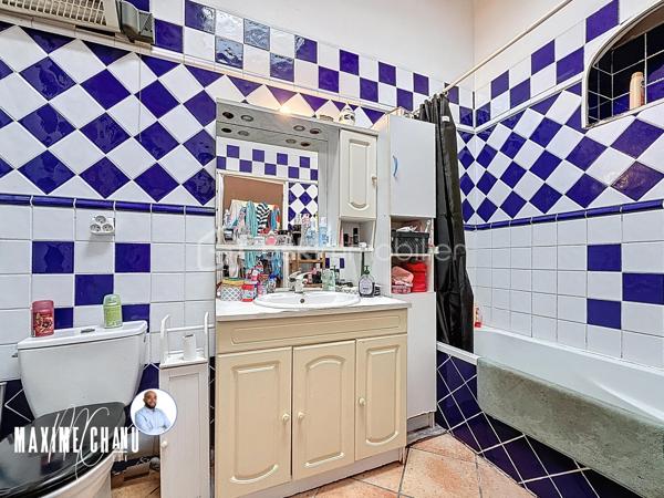À Poussan, idéalement positionné à deux pas du centre du village et de ses commerces, ce bien d'exception séduira immédiatement les amateurs de beaux volumes, de caractère architectural et de biens atypiques à fort potentiel. Une adresse recherchée, une propriété hors du commun.

Dès l'entrée, le ton est donné. Un vaste hall dessert l'escalier menant aux étages ainsi qu'un accès direct à ce qui constitue l'un des atouts majeurs du bien : un immense garage d'environ 230 m², capable d'accueillir de nombreux véhicules et offrant des perspectives multiples — atelier, stockage, activité professionnelle ou tout autre projet ambitieux. Ici, les volumes parlent d'eux-mêmes.

Au premier étage, la maison révèle un superbe appartement T4 d'environ 100 m², entièrement rénové du sol au plafond, sans aucun travaux à prévoir. L'espace de vie s'articule autour d'un spacieux séjour avec cuisine ouverte, lumineux et convivial, qui s'ouvre directement sur une magnifique terrasse ensoleillée d'environ 100 m². Depuis cette terrasse, le jardin et son espace piscine avec jacuzzi s'offrent à vous — un véritable havre de paix pour profiter des longues soirées estivales. L'appartement dispose par ailleurs de trois chambres dont une avec dressing, d'un espace buanderie, d'un WC indépendant et d'une salle d'eau moderne avec douche à l'italienne.

Au deuxième étage, un second appartement T4 d'environ 90 m² complète l'ensemble avec son séjour, sa cuisine ouverte, trois chambres et une salle de bain avec WC. Un niveau idéalement pensé pour accueillir une location, une grande famille ou encore générer un revenu complémentaire immédiat.

Au niveau du jardin, une dépendance studio de 32 m² vient parfaire cet ensemble déjà exceptionnel — annexe, chambre d'amis ou source de revenus locatifs supplémentaires, les options sont nombreuses.

La parcelle totalise 800 m², accessible par deux entrées distinctes, abrite la piscine, les espaces verts la maison existante et offre encore de belles possibilités d'extension ou de construction. À noter également la présence d'un puits, rendant la propriété quasi autonome en eau — un avantage rare et précieux.

Que vous envisagiez une grande maison familiale, un investissement locatif clé en main ou un projet mixte habitation et activité professionnelle, ce bien coche toutes les cases. Une opportunité rare sur le secteur de Poussan, à saisir sans tarder.
