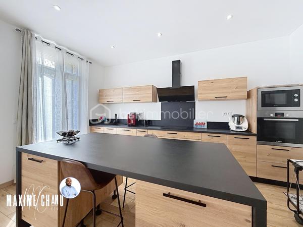 À Poussan, idéalement positionné à deux pas du centre du village et de ses commerces, ce bien d'exception séduira immédiatement les amateurs de beaux volumes, de caractère architectural et de biens atypiques à fort potentiel. Une adresse recherchée, une propriété hors du commun.

Dès l'entrée, le ton est donné. Un vaste hall dessert l'escalier menant aux étages ainsi qu'un accès direct à ce qui constitue l'un des atouts majeurs du bien : un immense garage d'environ 230 m², capable d'accueillir de nombreux véhicules et offrant des perspectives multiples — atelier, stockage, activité professionnelle ou tout autre projet ambitieux. Ici, les volumes parlent d'eux-mêmes.

Au premier étage, la maison révèle un superbe appartement T4 d'environ 100 m², entièrement rénové du sol au plafond, sans aucun travaux à prévoir. L'espace de vie s'articule autour d'un spacieux séjour avec cuisine ouverte, lumineux et convivial, qui s'ouvre directement sur une magnifique terrasse ensoleillée d'environ 100 m². Depuis cette terrasse, le jardin et son espace piscine avec jacuzzi s'offrent à vous — un véritable havre de paix pour profiter des longues soirées estivales. L'appartement dispose par ailleurs de trois chambres dont une avec dressing, d'un espace buanderie, d'un WC indépendant et d'une salle d'eau moderne avec douche à l'italienne.

Au deuxième étage, un second appartement T4 d'environ 90 m² complète l'ensemble avec son séjour, sa cuisine ouverte, trois chambres et une salle de bain avec WC. Un niveau idéalement pensé pour accueillir une location, une grande famille ou encore générer un revenu complémentaire immédiat.

Au niveau du jardin, une dépendance studio de 32 m² vient parfaire cet ensemble déjà exceptionnel — annexe, chambre d'amis ou source de revenus locatifs supplémentaires, les options sont nombreuses.

La parcelle totalise 800 m², accessible par deux entrées distinctes, abrite la piscine, les espaces verts la maison existante et offre encore de belles possibilités d'extension ou de construction. À noter également la présence d'un puits, rendant la propriété quasi autonome en eau — un avantage rare et précieux.

Que vous envisagiez une grande maison familiale, un investissement locatif clé en main ou un projet mixte habitation et activité professionnelle, ce bien coche toutes les cases. Une opportunité rare sur le secteur de Poussan, à saisir sans tarder.