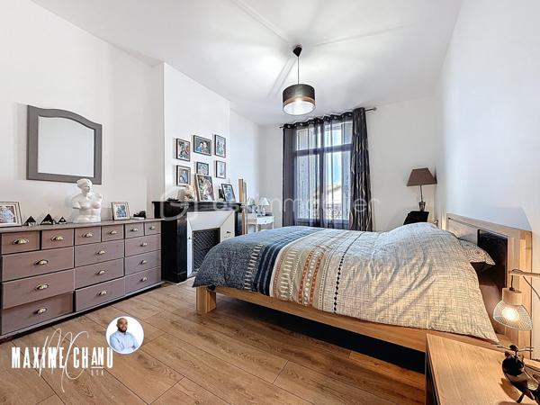 À Poussan, idéalement positionné à deux pas du centre du village et de ses commerces, ce bien d'exception séduira immédiatement les amateurs de beaux volumes, de caractère architectural et de biens atypiques à fort potentiel. Une adresse recherchée, une propriété hors du commun.

Dès l'entrée, le ton est donné. Un vaste hall dessert l'escalier menant aux étages ainsi qu'un accès direct à ce qui constitue l'un des atouts majeurs du bien : un immense garage d'environ 230 m², capable d'accueillir de nombreux véhicules et offrant des perspectives multiples — atelier, stockage, activité professionnelle ou tout autre projet ambitieux. Ici, les volumes parlent d'eux-mêmes.

Au premier étage, la maison révèle un superbe appartement T4 d'environ 100 m², entièrement rénové du sol au plafond, sans aucun travaux à prévoir. L'espace de vie s'articule autour d'un spacieux séjour avec cuisine ouverte, lumineux et convivial, qui s'ouvre directement sur une magnifique terrasse ensoleillée d'environ 100 m². Depuis cette terrasse, le jardin et son espace piscine avec jacuzzi s'offrent à vous — un véritable havre de paix pour profiter des longues soirées estivales. L'appartement dispose par ailleurs de trois chambres dont une avec dressing, d'un espace buanderie, d'un WC indépendant et d'une salle d'eau moderne avec douche à l'italienne.

Au deuxième étage, un second appartement T4 d'environ 90 m² complète l'ensemble avec son séjour, sa cuisine ouverte, trois chambres et une salle de bain avec WC. Un niveau idéalement pensé pour accueillir une location, une grande famille ou encore générer un revenu complémentaire immédiat.

Au niveau du jardin, une dépendance studio de 32 m² vient parfaire cet ensemble déjà exceptionnel — annexe, chambre d'amis ou source de revenus locatifs supplémentaires, les options sont nombreuses.

La parcelle totalise 800 m², accessible par deux entrées distinctes, abrite la piscine, les espaces verts la maison existante et offre encore de belles possibilités d'extension ou de construction. À noter également la présence d'un puits, rendant la propriété quasi autonome en eau — un avantage rare et précieux.

Que vous envisagiez une grande maison familiale, un investissement locatif clé en main ou un projet mixte habitation et activité professionnelle, ce bien coche toutes les cases. Une opportunité rare sur le secteur de Poussan, à saisir sans tarder.