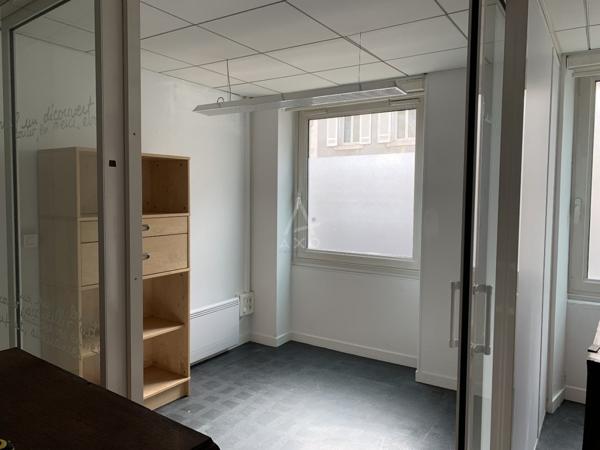 CHALAIS CENTRE - LOCAL COMMERCIAL - BUREAU