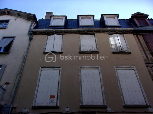 Spécial investisseur, centre ville de VILLEFRANCHE DE ROUERGUE, immeuble ancien composé comme suit :
RDC : murs commerciaux de 85 m2 de 3 pièces, clim, store terrasse (refait, libéré 01.26)
1er étage (à rénover entièrement) : 1 studio 15 m2, 1 studio 30 m2, 1 T1 Bis de 40 m2
2ème étage : 1 T1 de 30 m2 (refait il y a 3 ans, libéré récemment), 1 t1 Bis  de 43 m2 (à finir de rénover, libéré 08.25)
3 ème étage : 1 T2 de 40 m2 (rénové loué), 1 T3 duplex de 80 m2 (petits travaux à prévoir, libéré 11.25)
Le commerce vient de se libérer et était loué 750€.Le T3 duplex était loué 590€.Le T1 était loué 300€. Le T1 Bis était loué 330€.Le T2 est loué 390€.
Potentiel locatif des 3 appartements du 1er étage : 250 + 330 + 390 = 970€. 
Mono propriété, pas de charges, gestion bénévole, TF 3791€