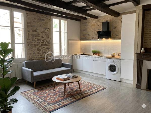 Spécial investisseur, centre ville de VILLEFRANCHE DE ROUERGUE, immeuble ancien composé comme suit :
RDC : murs commerciaux de 85 m2 de 3 pièces, clim, store terrasse (refait, libéré 01.26)
1er étage (à rénover entièrement) : 1 studio 15 m2, 1 studio 30 m2, 1 T1 Bis de 40 m2
2ème étage : 1 T1 de 30 m2 (refait il y a 3 ans, libéré récemment), 1 t1 Bis  de 43 m2 (à finir de rénover, libéré 08.25)
3 ème étage : 1 T2 de 40 m2 (rénové loué), 1 T3 duplex de 80 m2 (petits travaux à prévoir, libéré 11.25)
Le commerce vient de se libérer et était loué 750€.Le T3 duplex était loué 590€.Le T1 était loué 300€. Le T1 Bis était loué 330€.Le T2 est loué 390€.
Potentiel locatif des 3 appartements du 1er étage : 250 + 330 + 390 = 970€. 
Mono propriété, pas de charges, gestion bénévole, TF 3791€
