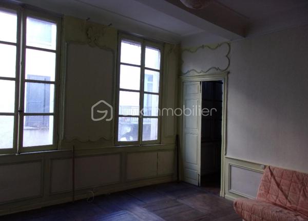 Spécial investisseur, centre ville de VILLEFRANCHE DE ROUERGUE, immeuble ancien composé comme suit :
RDC : murs commerciaux de 85 m2 de 3 pièces, clim, store terrasse (refait, libéré 01.26)
1er étage (à rénover entièrement) : 1 studio 15 m2, 1 studio 30 m2, 1 T1 Bis de 40 m2
2ème étage : 1 T1 de 30 m2 (refait il y a 3 ans, libéré récemment), 1 t1 Bis  de 43 m2 (à finir de rénover, libéré 08.25)
3 ème étage : 1 T2 de 40 m2 (rénové loué), 1 T3 duplex de 80 m2 (petits travaux à prévoir, libéré 11.25)
Le commerce vient de se libérer et était loué 750€.Le T3 duplex était loué 590€.Le T1 était loué 300€. Le T1 Bis était loué 330€.Le T2 est loué 390€.
Potentiel locatif des 3 appartements du 1er étage : 250 + 330 + 390 = 970€. 
Mono propriété, pas de charges, gestion bénévole, TF 3791€