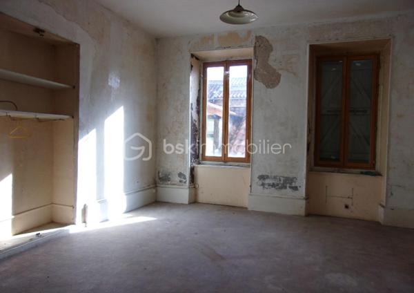 Spécial investisseur, centre ville de VILLEFRANCHE DE ROUERGUE, immeuble ancien composé comme suit :
RDC : murs commerciaux de 85 m2 de 3 pièces, clim, store terrasse (refait, libéré 01.26)
1er étage (à rénover entièrement) : 1 studio 15 m2, 1 studio 30 m2, 1 T1 Bis de 40 m2
2ème étage : 1 T1 de 30 m2 (refait il y a 3 ans, libéré récemment), 1 t1 Bis  de 43 m2 (à finir de rénover, libéré 08.25)
3 ème étage : 1 T2 de 40 m2 (rénové loué), 1 T3 duplex de 80 m2 (petits travaux à prévoir, libéré 11.25)
Le commerce vient de se libérer et était loué 750€.Le T3 duplex était loué 590€.Le T1 était loué 300€. Le T1 Bis était loué 330€.Le T2 est loué 390€.
Potentiel locatif des 3 appartements du 1er étage : 250 + 330 + 390 = 970€. 
Mono propriété, pas de charges, gestion bénévole, TF 3791€