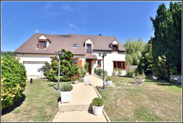 Majestueuse maison 6 chambres, 3 salles de bains/douche, 3 WC, bureau, salon TV, garage