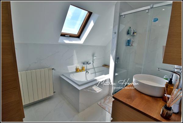 Majestueuse maison 6 chambres, 3 salles de bains/douche, 3 WC, bureau, salon TV, garage