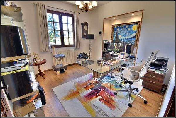 Majestueuse maison 6 chambres, 3 salles de bains/douche, 3 WC, bureau, salon TV, garage