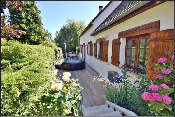 Majestueuse maison 6 chambres, 3 salles de bains/douche, 3 WC, bureau, salon TV, garage